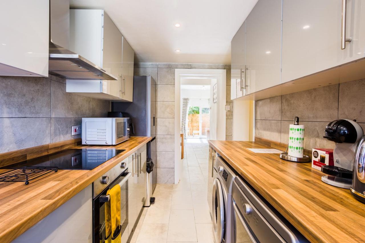 4 Bedroom House With Garden, Parking & 3 Mins Walking Distance From Train Station Londýn Exteriér fotografie