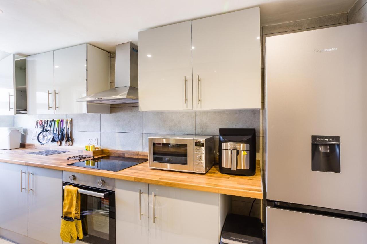 4 Bedroom House With Garden, Parking & 3 Mins Walking Distance From Train Station Londýn Exteriér fotografie