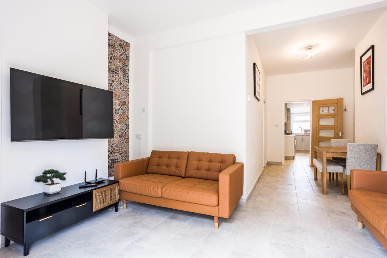 4 Bedroom House With Garden, Parking & 3 Mins Walking Distance From Train Station Londýn Exteriér fotografie