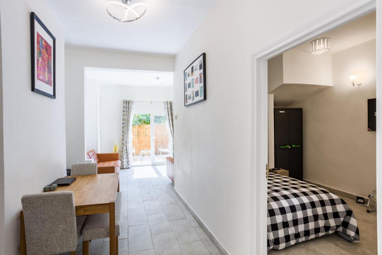 4 Bedroom House With Garden, Parking & 3 Mins Walking Distance From Train Station Londýn Exteriér fotografie