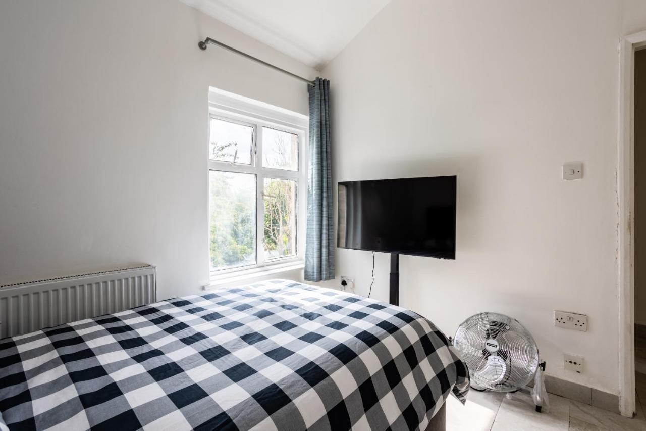 4 Bedroom House With Garden, Parking & 3 Mins Walking Distance From Train Station Londýn Exteriér fotografie