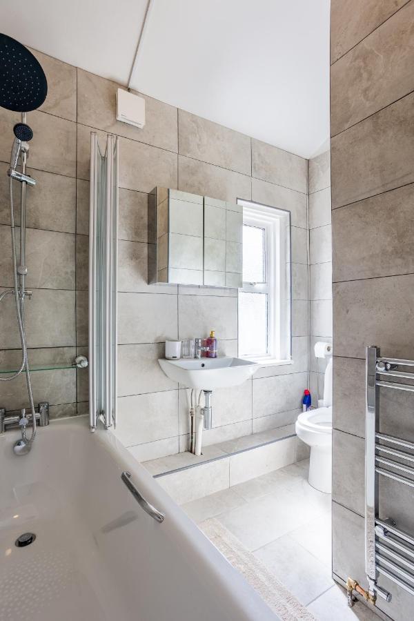 4 Bedroom House With Garden, Parking & 3 Mins Walking Distance From Train Station Londýn Exteriér fotografie