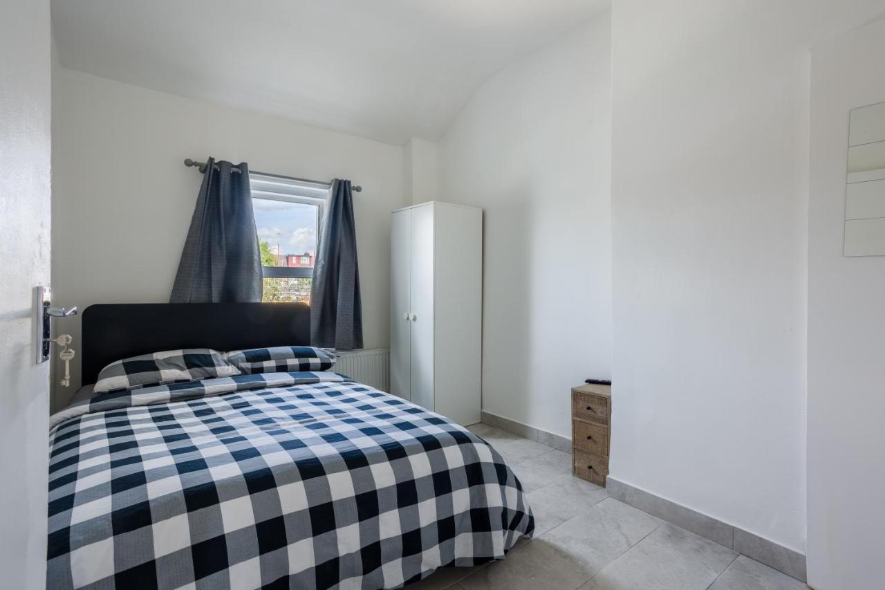 4 Bedroom House With Garden, Parking & 3 Mins Walking Distance From Train Station Londýn Exteriér fotografie