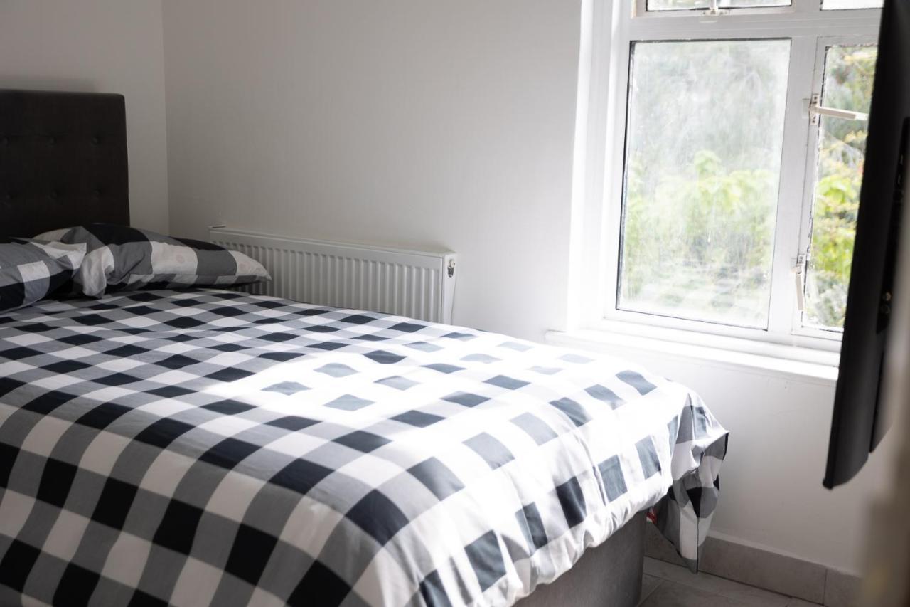 4 Bedroom House With Garden, Parking & 3 Mins Walking Distance From Train Station Londýn Exteriér fotografie
