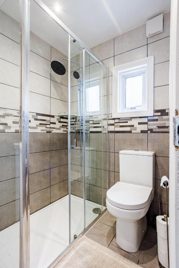 4 Bedroom House With Garden, Parking & 3 Mins Walking Distance From Train Station Londýn Exteriér fotografie