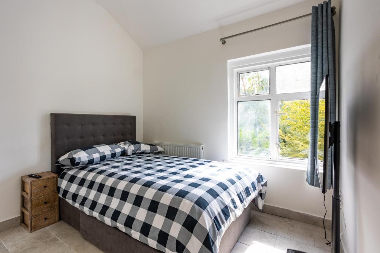 4 Bedroom House With Garden, Parking & 3 Mins Walking Distance From Train Station Londýn Exteriér fotografie