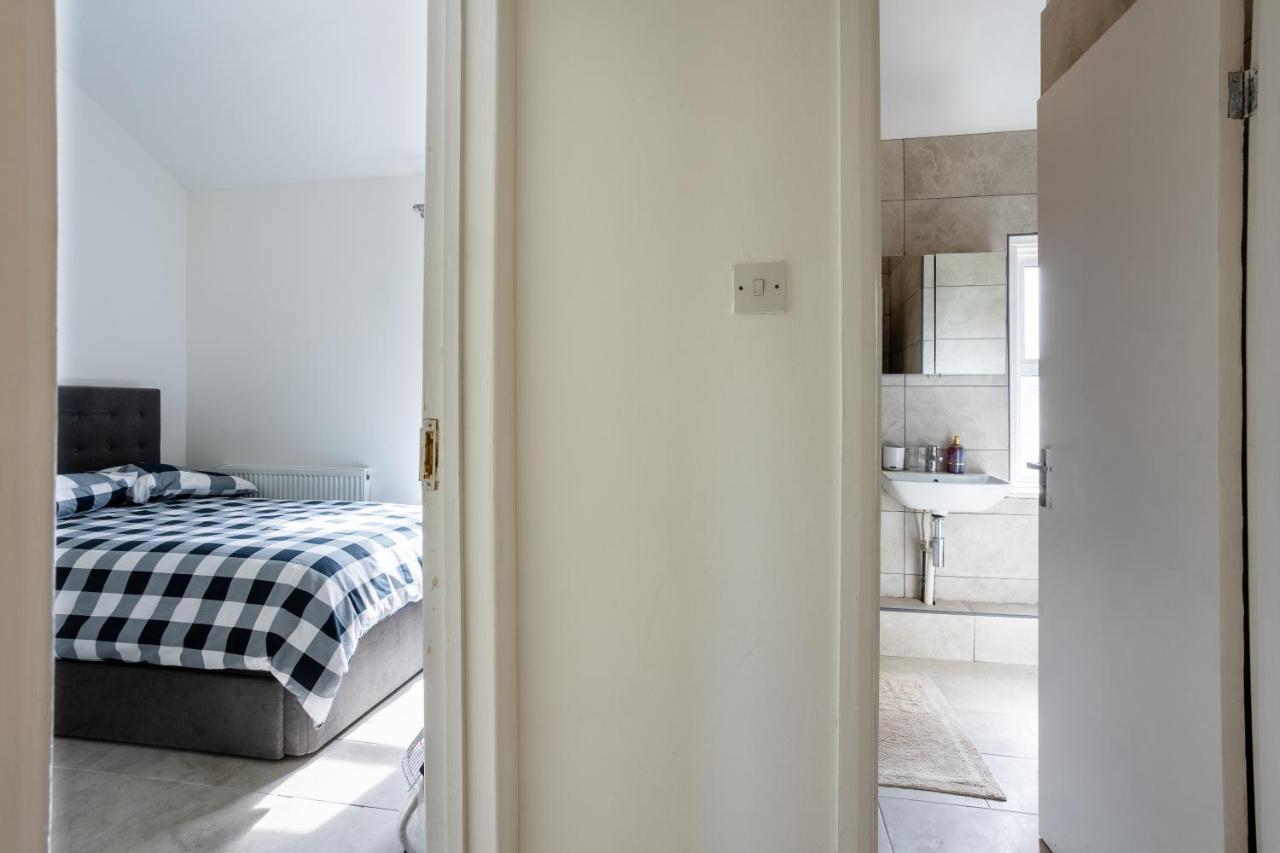 4 Bedroom House With Garden, Parking & 3 Mins Walking Distance From Train Station Londýn Exteriér fotografie