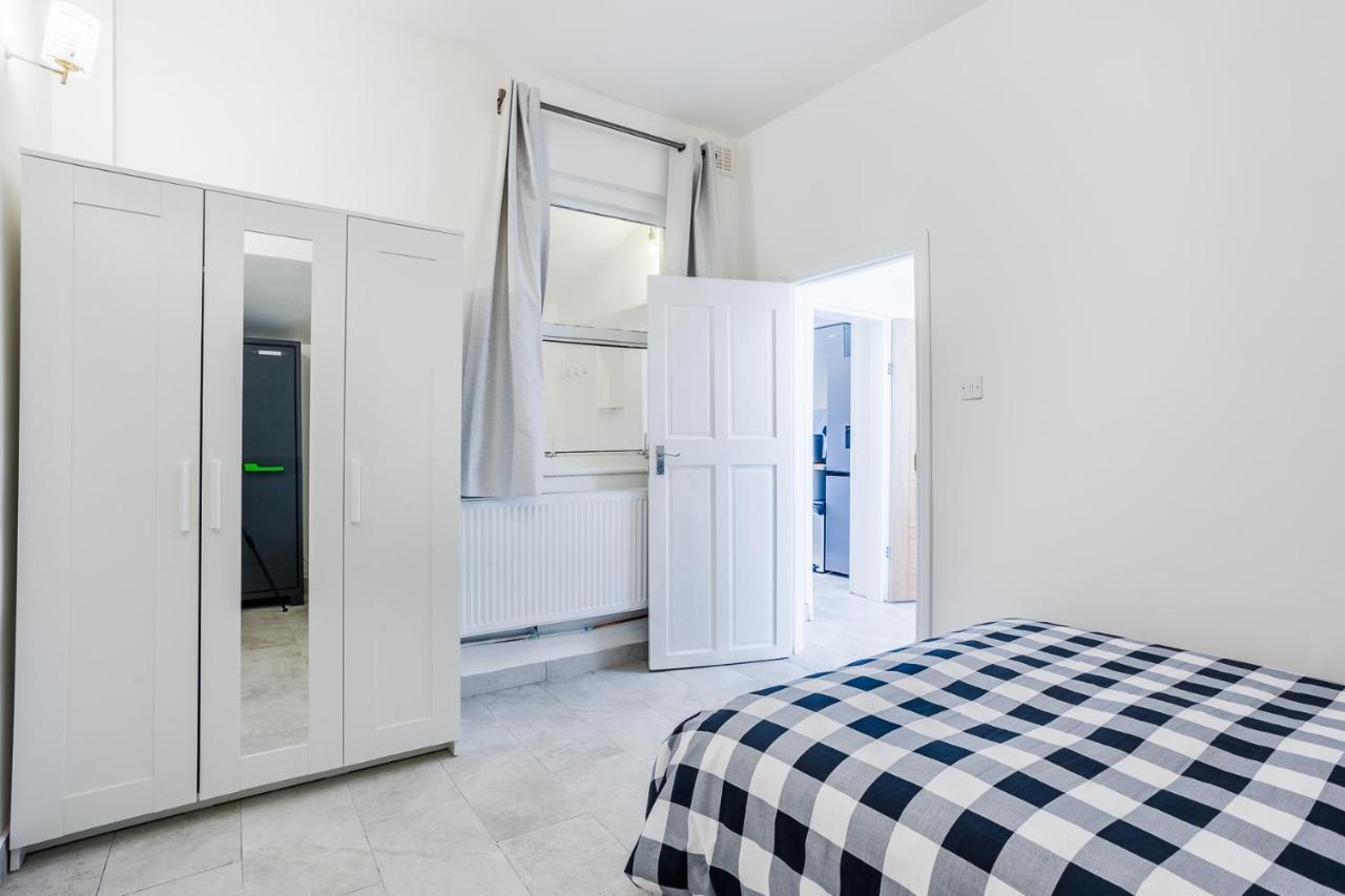 4 Bedroom House With Garden, Parking & 3 Mins Walking Distance From Train Station Londýn Exteriér fotografie